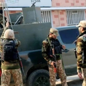 بلوچستان میں 10 دہشت گرد ہلاک، دو خواتین خودکش بمبار دھرلی گئیں، آئی ایس پی آر
