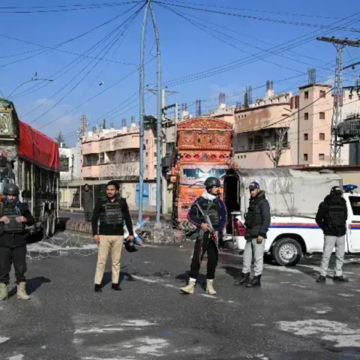 سندھ اور بلوچستان کے اعلیٰ پولیس حکام نے بدھ کے روز دونوں صوبوں کی سرحد پر سیکیورٹی مزید سخت کرنے، نئی چیک پوسٹیں قائم کرنے اور دہشت گردی، اسمگلنگ اور غیر قانونی طور پر مقیم افراد کی نقل و حرکت روکنے کے لیے مشترکہ کارروائیوں پر اتفاق کیا۔