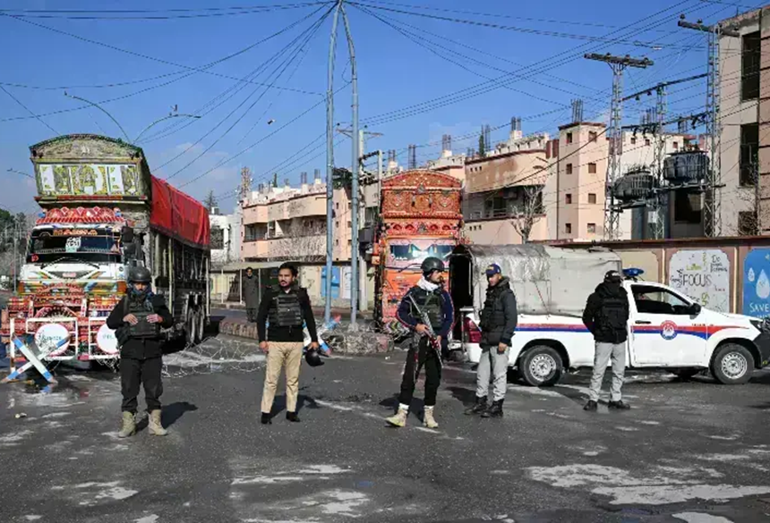 image سندھ اور بلوچستان کے اعلیٰ پولیس حکام نے بدھ کے روز دونوں صوبوں کی سرحد پر سیکیورٹی مزید سخت کرنے، نئی چیک پوسٹیں قائم کرنے اور دہشت گردی، اسمگلنگ اور غیر قانونی طور پر مقیم افراد کی نقل و حرکت روکنے کے لیے مشترکہ کارروائیوں پر اتفاق کیا۔