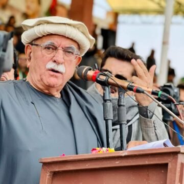 GLCIIzwWoAEqdVo جذباتی تقاریر اور نوآبادیاتی بیانیہ: آئینی حقیقتوں سے فرار کا نیا روپ